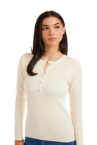 Woman wearing a cream-colored ribbed sweater on a white background